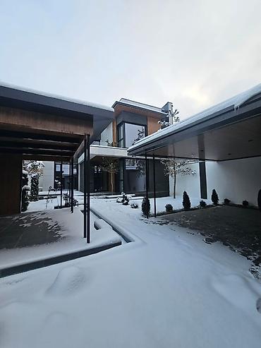 Навесы: Современный двухэтажный дом с продуманной архитектурой и ландшафтом - — 7