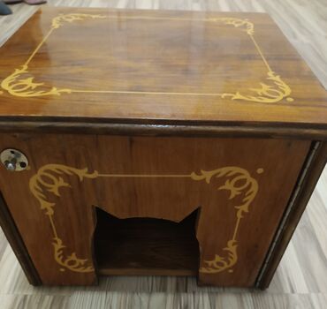 it yuva: Taxta pişik evi/qutusu - Material: cilalanmış taxta, qızılı naxışlı