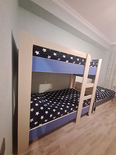 Uşaq otağı üçün iki mərtəbəli çarpayı və ayrıca iki nəfərlik çarpayı