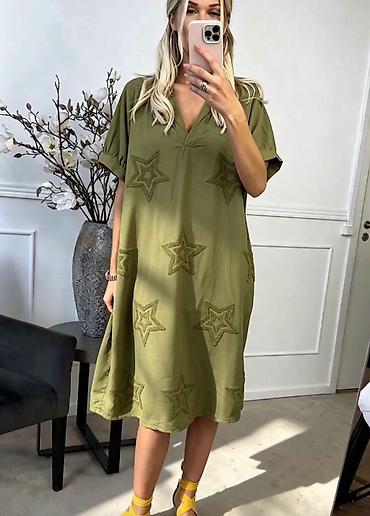dioptrija plus 3: Haljina sa zvezdicama – komotan kroj. - Model: široka lepršava haljina — 1