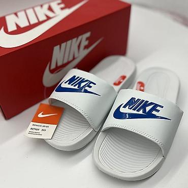 Босоножки, сандалии, шлепанцы: NIKE Benassi – легкие шлепанцы-сланцы для повседневной носки и отдыха — 2