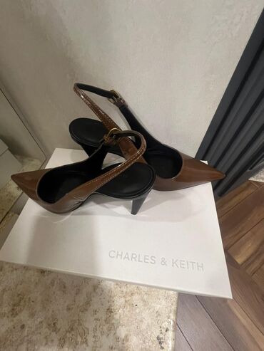 charles: Tuflilər, Charles&Keith, Ölçü: 36, Yeni