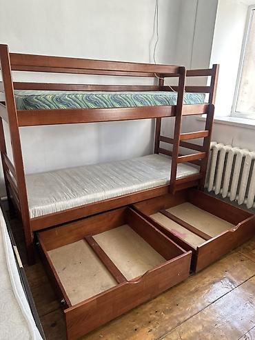 bunk bed: Двухъярусная кровать из дерева с выдвижными ящиками. В отличном — 1