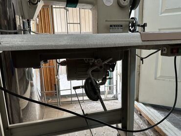 машина для штукатурки: Промышленная прямострочная швейная машина с рабочим столом - Полный