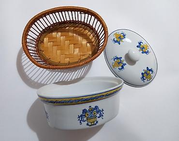 Kuhinjski setovi: Porcelanska posuda sa poklopcem + pletena korpa (set) Retka, stara — 3