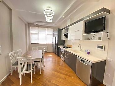 ucuz ev: 28 May metrosunun yaxınlığında 2 otaqlı mənzil kirayə verilir. 111 m² — 8