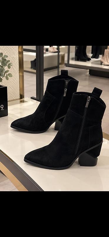 qadın botları: Qadın üçün qara ankle-boots - Model: klassik, incə burunlu — 1