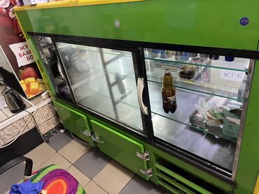 магазинное оборудование: Холодильная витрина в двухцветном исполнении, сочетающая ярко-зеленые