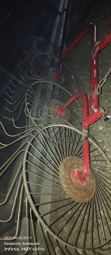 Traktorlar: Mavi rəngli Belarus MTZ traktoru - Kabinli, geniş görünüşlü ön şüşə — 9