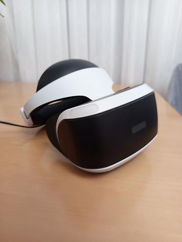 plesteyşin: Sony PlayStation VR dəsti və PlayStation Camera. Ağ-qara rəngli VR — 7