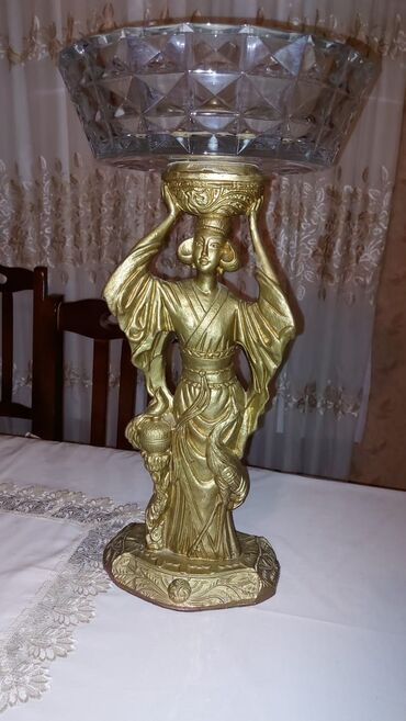 xurustal vaz: Antik çex xrustalı satılır. Materialı gipsdən olan bronz rəngli qadın