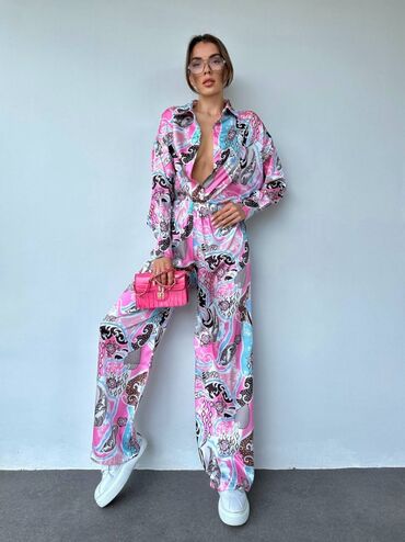 Kompleti: Komplet 5650 Rsd
SS /MM /LL — 9