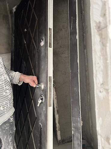 Qapılar və aksessuarlar: Yenidir istifade olunmayib. Temir isleri geden evden sokulub. 2.05 m — 3