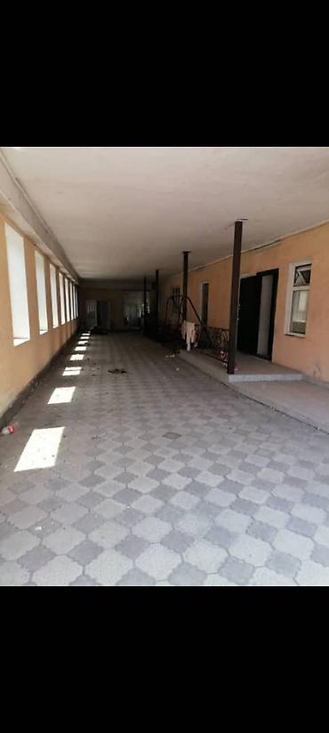 Продажа коттеджей и домов: Просторный дом с большим крытым двором и меблировкой. - Крытый — 1