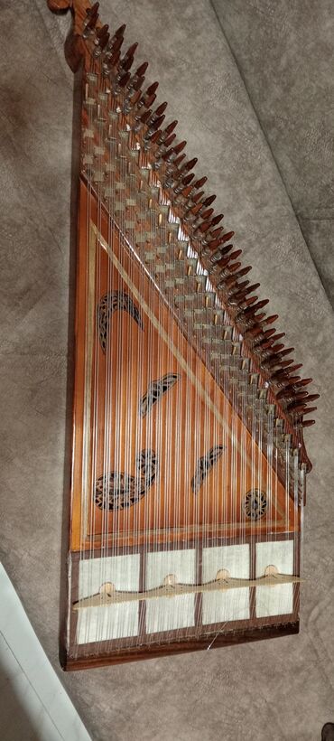 Пианино: Qanun aləti alət coxdan islenir, sesi yuksekdir, musiqi mektebinde