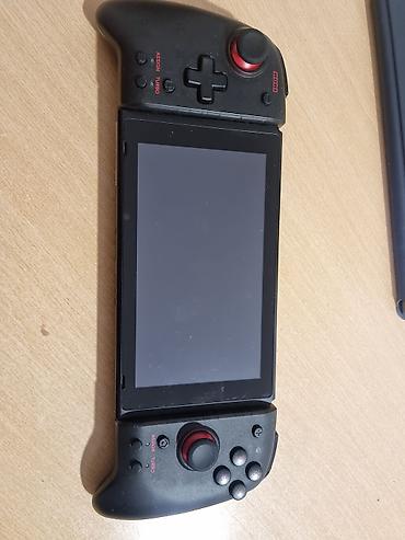 Nintendo Switch konzola sa pričvršćenim ergonomskim kontrolerima -