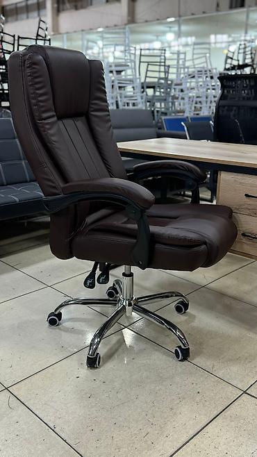 Другая мебель: Кресло руководителя выполнено в современном дизайне из износостойкой — 3