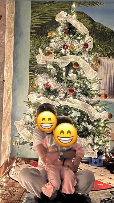 инструменты для сада: Искусственная новогодняя ёлка с полным набором декора и гирлянд. -