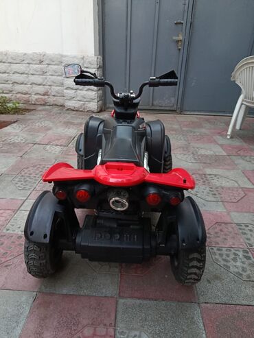 Uşaq üçün elektrik maşınları: Qırmızı və qara rənglərdə, dörd təkərli, uşaqlar üçün nəzərdə tutulmuş