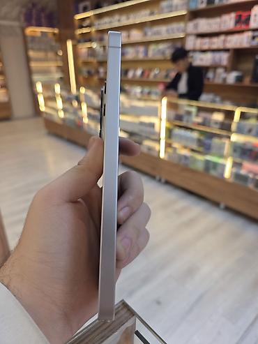 flip 4: Смартфон Samsung S26 Ultra, белый цвет. Ключевые особенности: - — 3