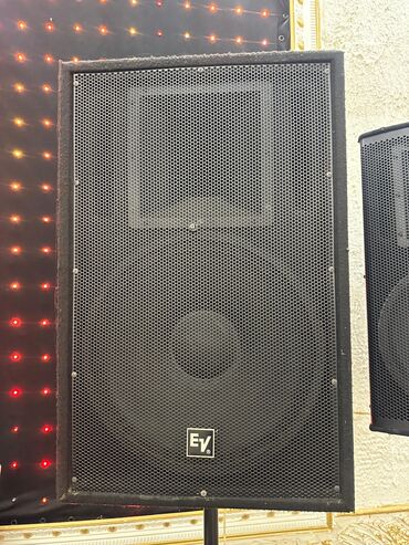 Mikşerlər: Səhnə və studiya üçün tam səs avadanlığı paketidir. Tərkib: - — 7