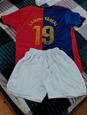 neymar forması orjinal: Lamine yamal forması orginaldır 1 dəfə geyinilib bir ədəd forma - bir — 2