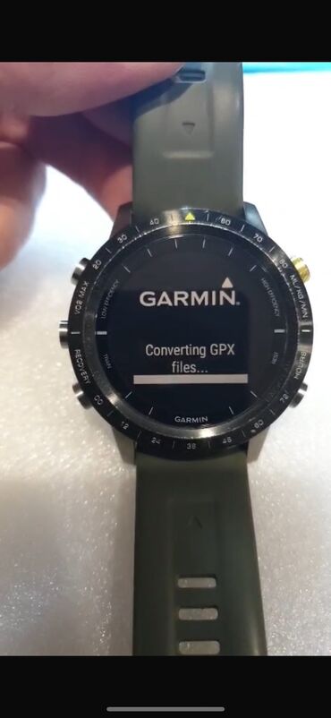 авиационные часы: Garmin Marq Athlete первого поколения. Присутствует следы