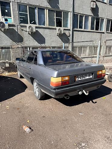 Audi 100: 1985 г., Седан