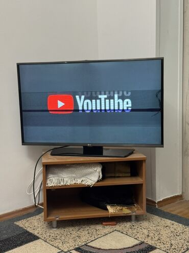 где купить комнатную антенну для телевизора: Телевизор LG с плоским экраном, стоящий на небольшой тумбе из дерева