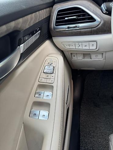 Другие автомобили: Белый представительский седан бизнес-класса. Кузов и дизайн: - — 16