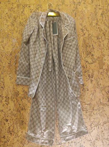 Üst geyimi: Gucci pijama orijinal deyil razmeri:M.Şalvar razmeri:M