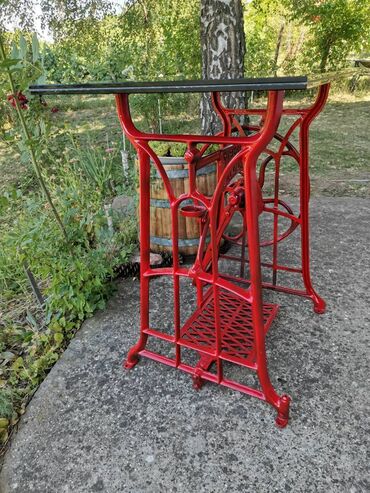 simpo komode i vitrine: Sto od šivaće mašine retro 76*50cm laminirano staklo teško 15 kg i