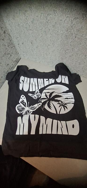 Qara rəngli qısaqoll futbolka. Ön hissədə ağ rəngli “SUMMER ON MY