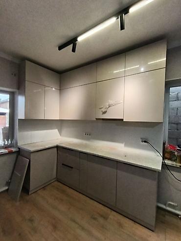 Кухонные гарнитуры: Угловой кухонный гарнитур в современном минималистичном стиле - — 1