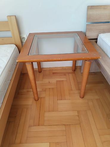 Drveni stočić sa staklenom pločom - Kvadratni stočić od punog drveta