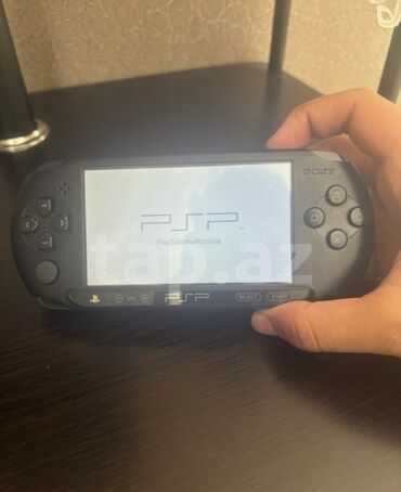 playstation servis: Qara rəngdə olan Sony PSP portativ oyun konsolu. Oyun konsolu evdə və