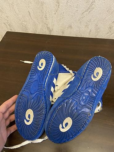 boks krasovkası: Məhsul: Boks üçün idman ayaqqabısı (high-top) Təsvir: - Marka/loqo — 1