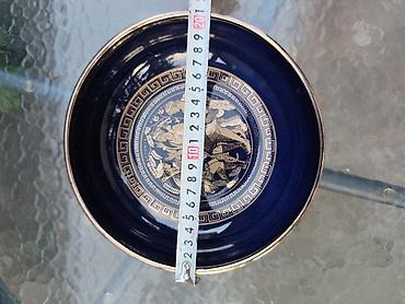 bacac diska statua: Set grčkih suvenira od tamno plavog porcelana s pozlatom – 3 dela i — 7