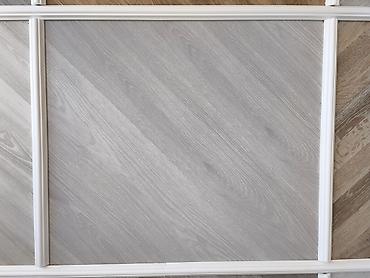 Boz-ağ tonlarda taxta naxışlı döşəmə örtüyü (laminat/ vinil panel)