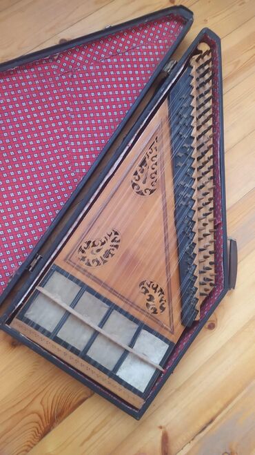 Pianolar: Şəkildə göründüyü kimidir. Təmirə ehtiyac var