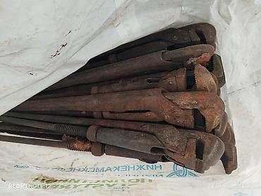 Инструменты для авто: Предлагается набор различных металлических гаечных ключей. В — 24