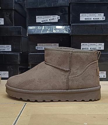 guess stikle: UGG kratke
36-41
Cena 2900 din — 7