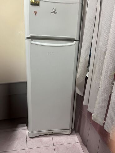 Чайники: Indesit iki qapılı soyuducu - Klassik ağ korpus, üstdə soyuducu