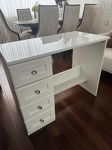 Digər mebel: Salam.Satıram yazı masası.Uzunluqu 95 sm,eni 50 sm,hündürlüyü 75 — 9