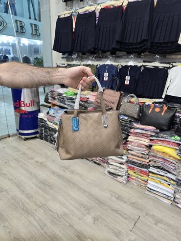 Çantalar: Əl çantası, Prada