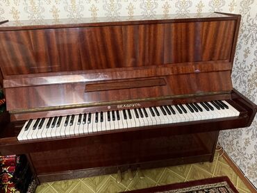 караоке микрофон: Классическое пианино "Беларусь" в коричневом цвете, выполненное из