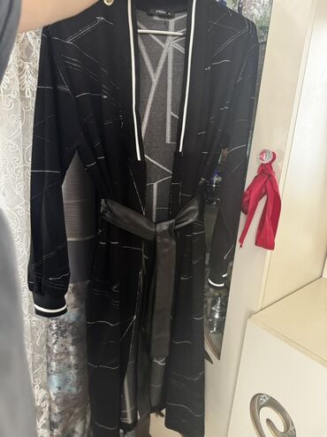 Kardiqanlar, jaketlər: Qadın uzun – PIENA - Rəng: qara, nazik ağ xətt naxışları - Model — 2