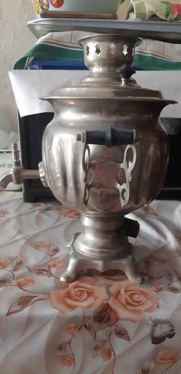 Маслобойки: Gümüşü rəngli metal samovar çay hazırlamaq üçün nəzərdə tutulmuşdur