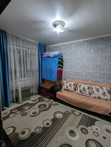 срочно продаётся 1 комнатная квартира в районе ошского рынка: 1 комната, 28 м², Индивидуалка, 3 этаж, Старый ремонт