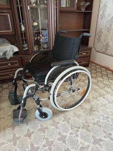 Əlil arabaları: Gümüşü rəngli alüminium çərçivəli əlil arabası. Qara oturacaq və kürək